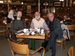 Kahvilla argentiinalaisten säveltäjien kanssa. Vas. Ari Romppanen, Carmelo Saitta sekä Julio Martín Viera